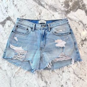 Abercrombie & Fitch Curve Love “High Rise Mom Short - size 28 in Light Wash.